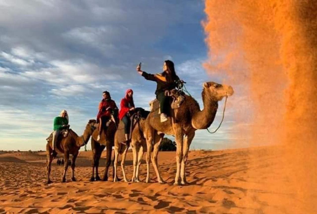 L'Homme Du Desert A Merzouga Exterior foto